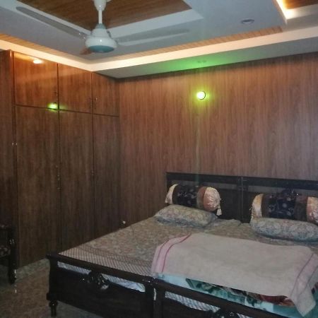 Full Private House Floor With Lounge & Balcony - Townhouse - Homestay Lahore Exterior photo