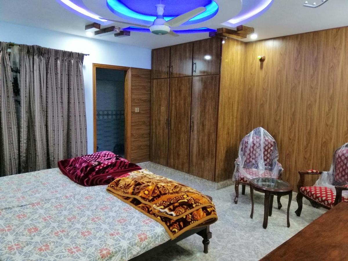 Full Private House Floor With Lounge & Balcony - Townhouse - Homestay Lahore Room photo