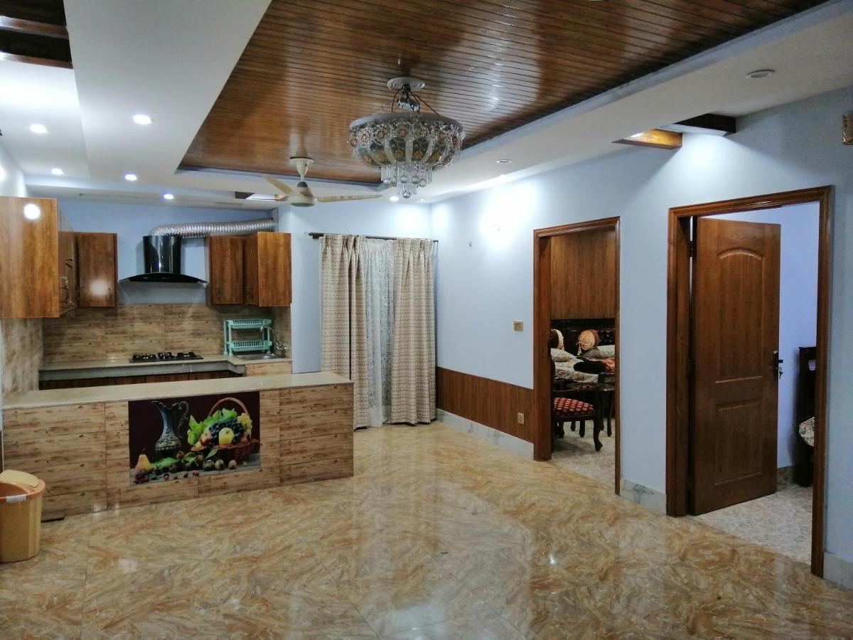 Full Private House Floor With Lounge & Balcony - Townhouse - Homestay Lahore Exterior photo