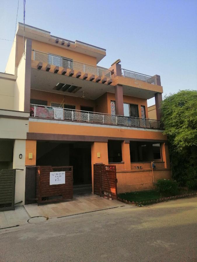 Full Private House Floor With Lounge & Balcony - Townhouse - Homestay Lahore Exterior photo